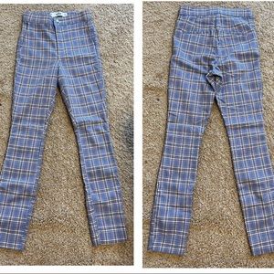 hollister ultra high rise blue & white pants.